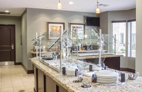 Jacksonville Condo | Free Breakfast. Outdoor Pool. Shared BBQ. Near Marine Corps.