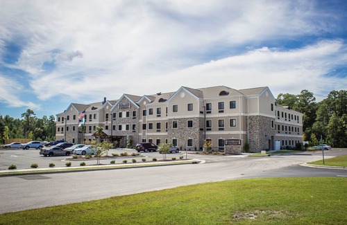 Jacksonville Condo | Free Breakfast. Outdoor Pool. Shared BBQ. Near Marine Corps Air Station New River.