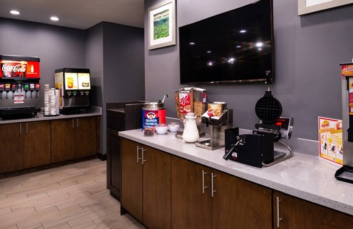 Lake Charles Apartment | Free Breakfast. Outdoor Pool. Cozy Studio w/Kitchen!