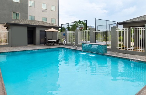 Lake Charles Apartment | Free Breakfast. Outdoor Pool. Cozy Studio w/Kitchen!