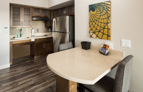 Lake Jackson Condo | Free Breakfast. Outdoor Pool. Great for Small Groups!
