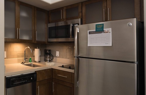 Lake Jackson Condo | Free Breakfast. Outdoor Pool. Great for Small Groups!