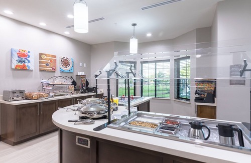 Lake Jackson Condo | Free Breakfast. Outdoor Pool. Great for Small Groups!