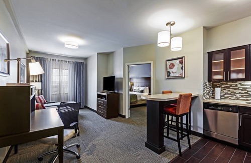 Fossil Creek Apartment | Free Breakfast. Outdoor Pool. King Suite Close to the Convention Center