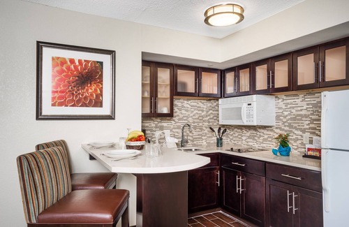 Christiana Condo | Free Breakfast. Outdoor Pool. 10 Min from University of Delaware!
