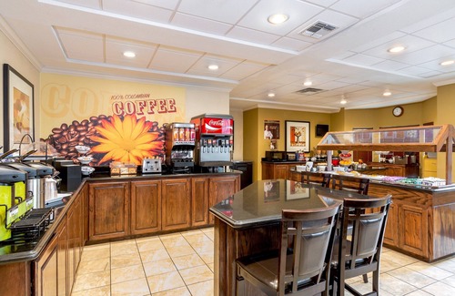 McAllen Condo | Free Breakfast. Outdoor Pool & Hot Tub. Quick Drive to the University of Texas Rio Grande Valley!