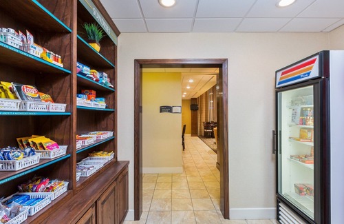 McAllen Condo | Free Breakfast. Outdoor Pool & Hot Tub. Quick Drive to the University of Texas Rio Grande Valley!
