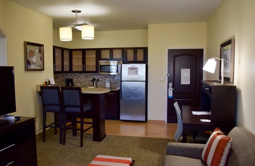 The Fountains Condo | Free Breakfast + Outdoor Pool + 24 Hour Fitness Center and Business Center