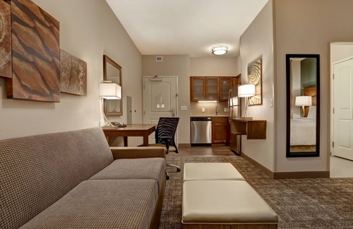 Overland Park Apartment | Free Breakfast. Pool. Shared BBQ. Gym. Close to Overland Park Convention Center!