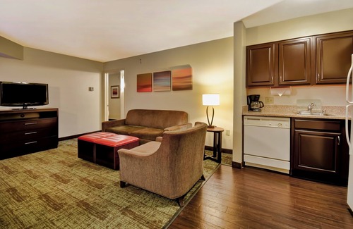 Middleton Condo | Free Breakfast. Pool and Hot Tub. Downtown Location. Close to the University of Wisconsin-Madison!