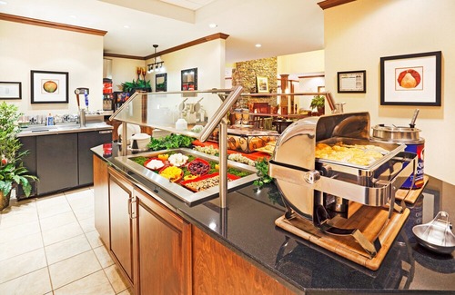 Oak Ridge Condo | Free Breakfast. Pool & Gym. Near the University of Tennessee Arboretum!