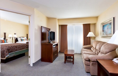 Oak Ridge Condo | Free Breakfast. Pool & Gym. Near the University of Tennessee Arboretum!