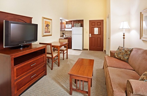 Oak Ridge Condo | Free Breakfast. Pool & Gym. Near the University of Tennessee Arboretum!