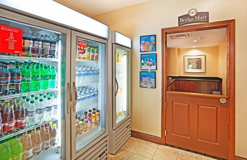 Oak Ridge Condo | Free Breakfast. Pool & Gym. Near the University of Tennessee Arboretum!