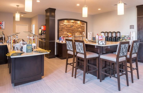 Pecos Condo | Free Breakfast. Pool. Gym. Great for Business Travelers!