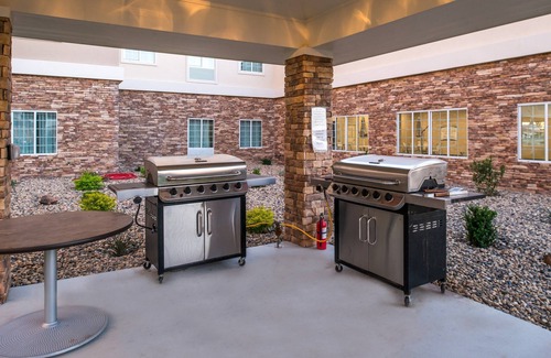 Pecos Condo | Free Breakfast. Pool. Gym. Great for Business Travelers!