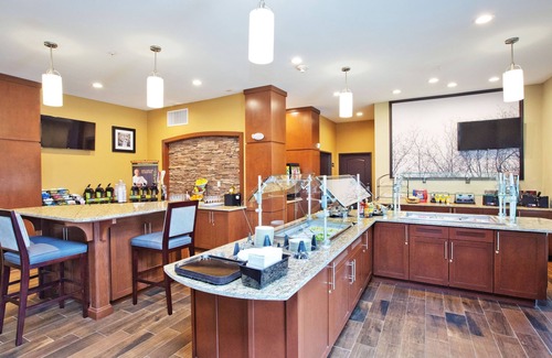 Sweetbriar Apartment | Free Breakfast, Pool, Gym. Studio Near Downtown Austin!