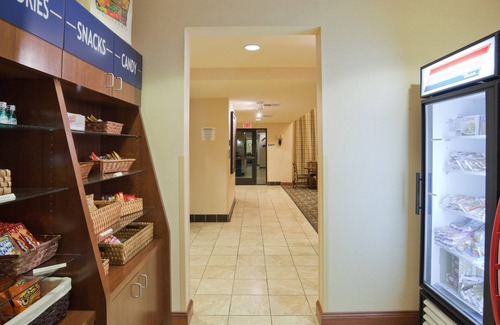 Fairfield Condo | Free Breakfast. Pool & Hot Tub. King Suite Near Wine Country!