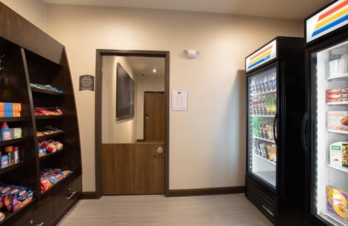 Rapid City Condo | Free Breakfast. Pool & Hot Tub. Near Rushmore Crossing Shopping Complex!