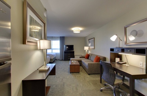 Madison Apartment | Free Breakfast. Pool with a Slide. Near Olbrich Botanical Gardens!