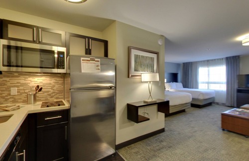 Madison Apartment | Free Breakfast. Pool with a Slide. Near Olbrich Botanical Gardens!
