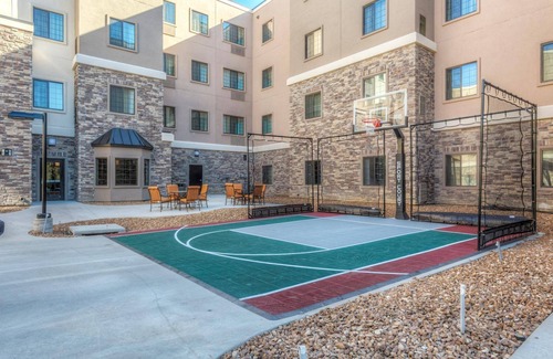 Maryland Heights Apartment | Free Breakfast + Pool, Gym, and BBQ Area! Studio Suite Perfect for Business Travelers