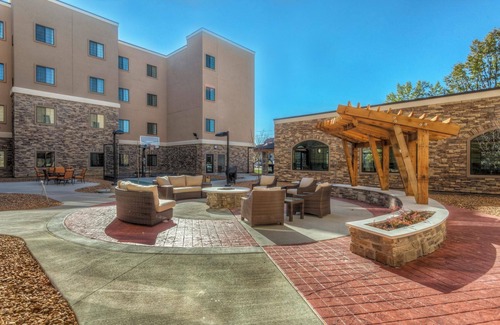 Maryland Heights Apartment | Free Breakfast + Pool, Gym, and BBQ Area! Studio Suite Perfect for Business Travelers