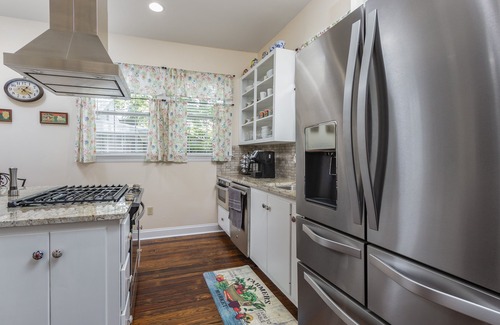 Beauregard Town Historic District House | FREE COFFEE, SOFT DRINK, SNACKS AND TOILETRIES! PRIVATE TOILET IN EACH BEDROOM!