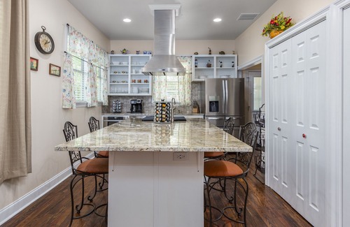 Beauregard Town Historic District House | FREE COFFEE, SOFT DRINK, SNACKS AND TOILETRIES! PRIVATE TOILET IN EACH BEDROOM!