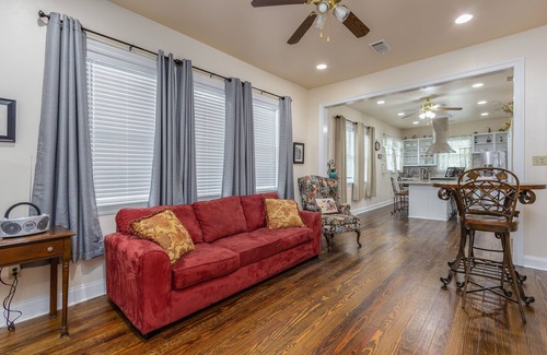 Beauregard Town Historic District House | FREE COFFEE, SOFT DRINK, SNACKS AND TOILETRIES! PRIVATE TOILET IN EACH BEDROOM!