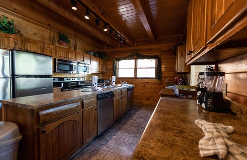 Gatlinburg - Pigeon Forge Cabin | Free Daily Activities - Beautiful Preserve Resort - Amazing Views