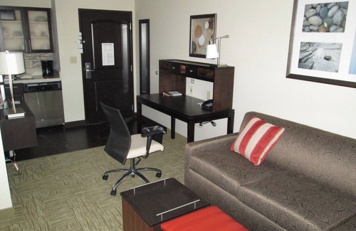 Bowling Green Condo | Free Daily Breakfast! Pool Access! | Suite Near Knicely Conference Center