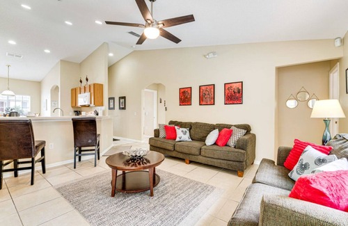 Thousand Oaks House | FREE Disney Plus & Hulu ~ 4 BR/2 BA Heated Pool Home 9mi to Disney Theme Parks
