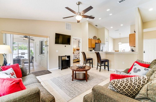 Thousand Oaks House | FREE Disney Plus & Hulu ~ 4 BR/2 BA Heated Pool Home 9mi to Disney Theme Parks