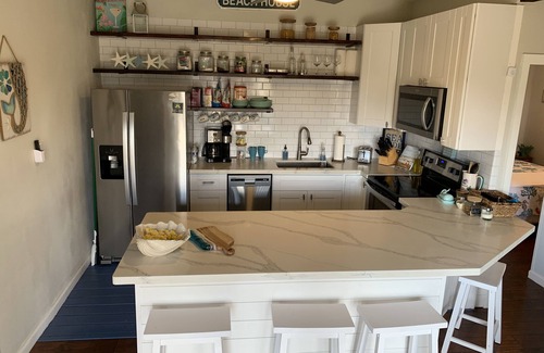 Galveston House | FREE Golf Cart Cozy updated beach cottage with view of Gulf and community pool