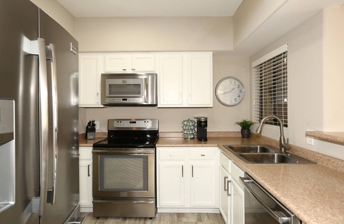 North Scottsdale Condo | Free Golf! Resort Style Condo in Ideal Location! Heated Pool/Spa/Gym, WIFI, Near Shopping & Dining!