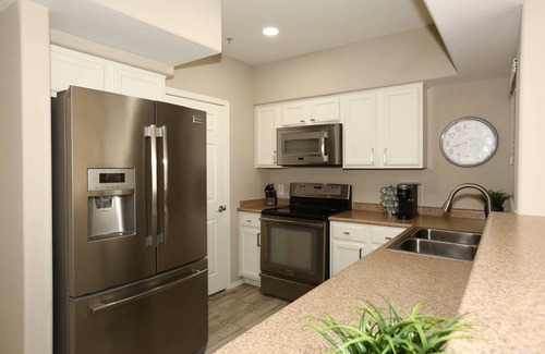 North Scottsdale Condo | Free Golf! Resort Style Condo in Ideal Location! Heated Pool/Spa/Gym, WIFI, Near Shopping & Dining!