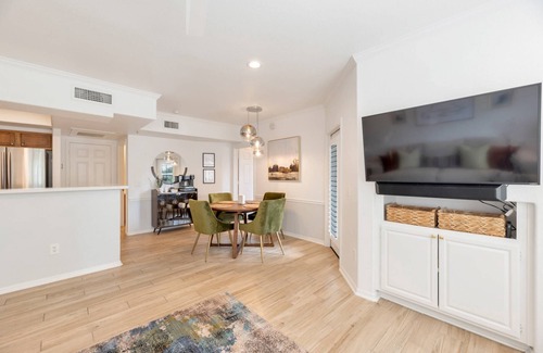 North Scottsdale Condo | FREE GOLF! Resort Style 1st floor condo in Great Location! Heated Pool/Spa/Gym, Near Shops/Dining!