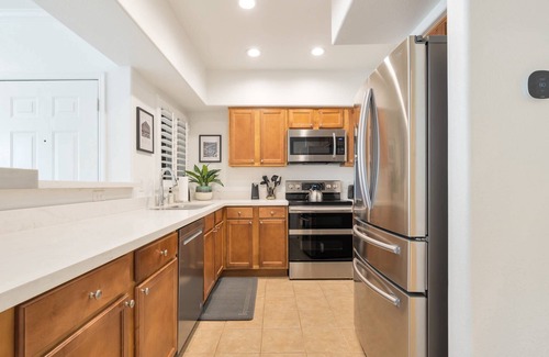 North Scottsdale Condo | FREE GOLF! Resort Style 1st floor condo in Great Location! Heated Pool/Spa/Gym, Near Shops/Dining!