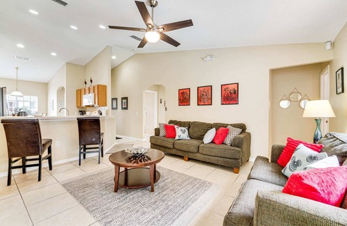 Thousand Oaks House | FREE Heated Private Pool ~ Sunshine Cove 4 BR/2 BA Home, 9mi Disney Theme Parks