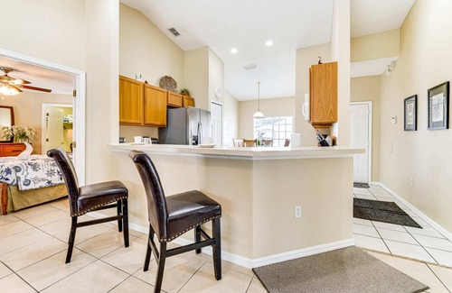 Thousand Oaks House | FREE Heated Private Pool ~ Sunshine Cove 4 BR/2 BA Home, 9mi Disney Theme Parks