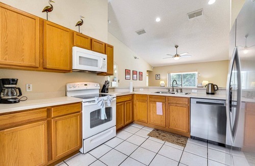 Thousand Oaks House | FREE Heated Private Pool ~ Sunshine Cove 4 BR/2 BA Home, 9mi Disney Theme Parks