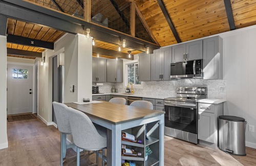 Belfair Cabin | FREE Hot Tub Use + LV 2 EV Charging! Cozy Cabin - 5 min from Belfair State Park