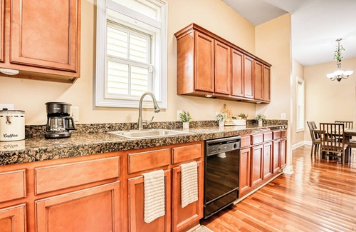 Thomas Square Apartment | Free Late Check-Out - Big Yard + BBQ - Summer Getaway near Starland & River St