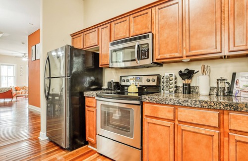 Thomas Square Apartment | Free Late Check-Out - Big Yard + BBQ - Summer Getaway near Starland & River St