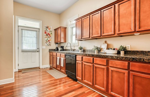 Thomas Square Apartment | Free Late Check-Out - Big Yard + BBQ - Summer Getaway near Starland & River St