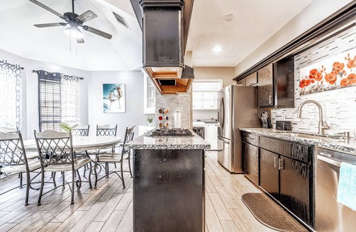 Pearland House | FREE NIGHT! Sleeps 10, Private Pool, Hot Tub