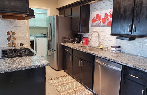 Pearland House | FREE NIGHT! Sleeps 10, Private Pool, Hot Tub