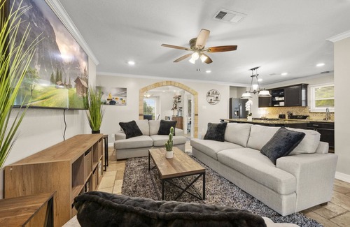 Edgebrook House | FREE NIGHT! Sleeps 14! Private Pool, Hot Tub