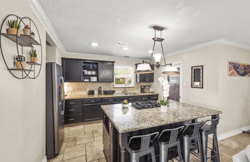 Edgebrook House | FREE NIGHT! Sleeps 14! Private Pool, Hot Tub